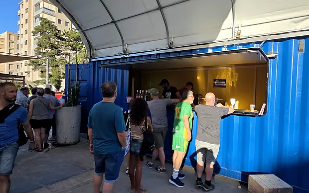 La file au comptoir du container bleu, mai 2026