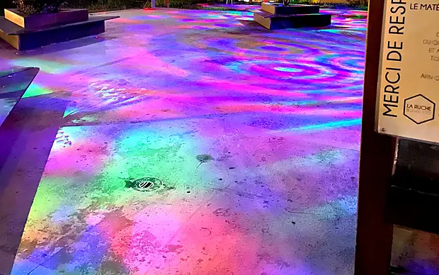 Le sol de la place couvert de projections lumineuses multicolores, de nuit, mai 2022