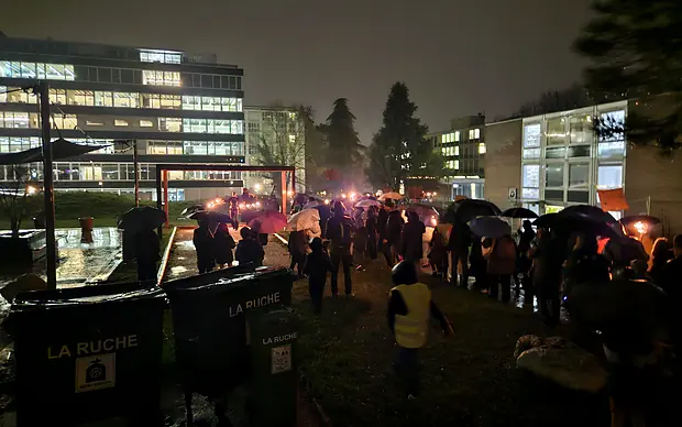 Cortège aux flambeaux sur la place, décembre 2023