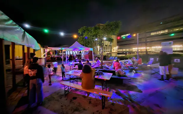 Des projections colorées recouvrent le sol de la place un soir de juin 2024